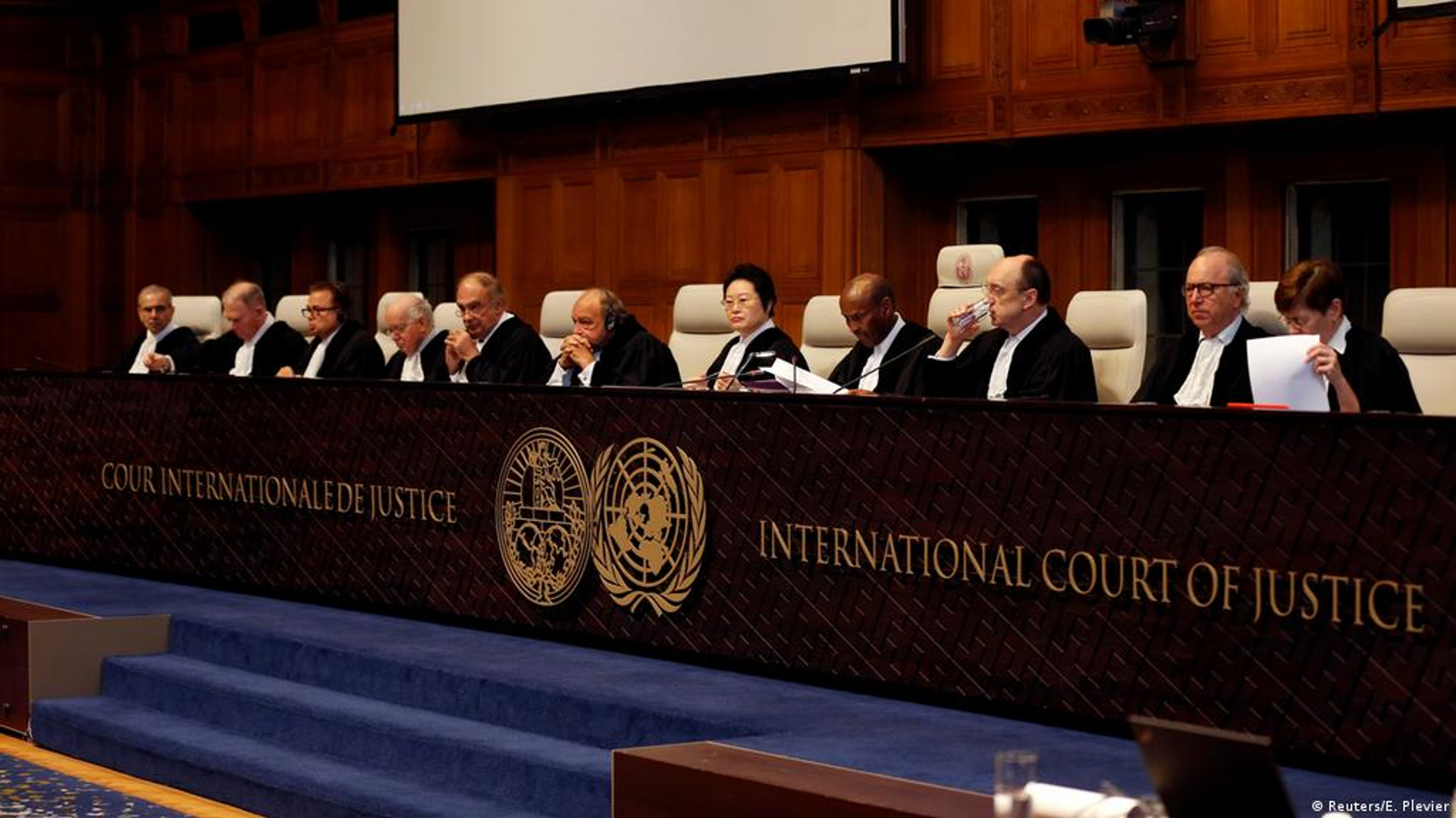 Международный суд оон признал. Международный судья ООН. Россия и Международный суд ООН. Международный суд ООН В Гааге. Международный суд ООН эмблема официальная.