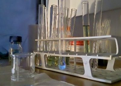 tubes à essai contenant une substance lumineuse